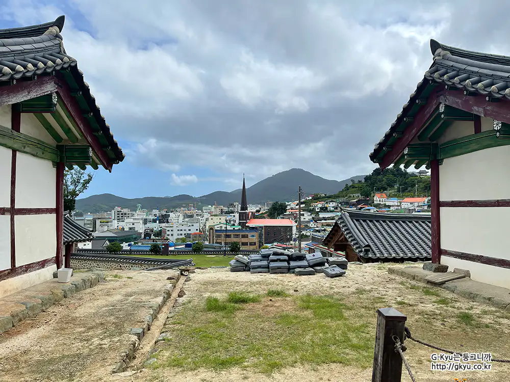 통영 삼도수군통제영 석수조에서 본 통영