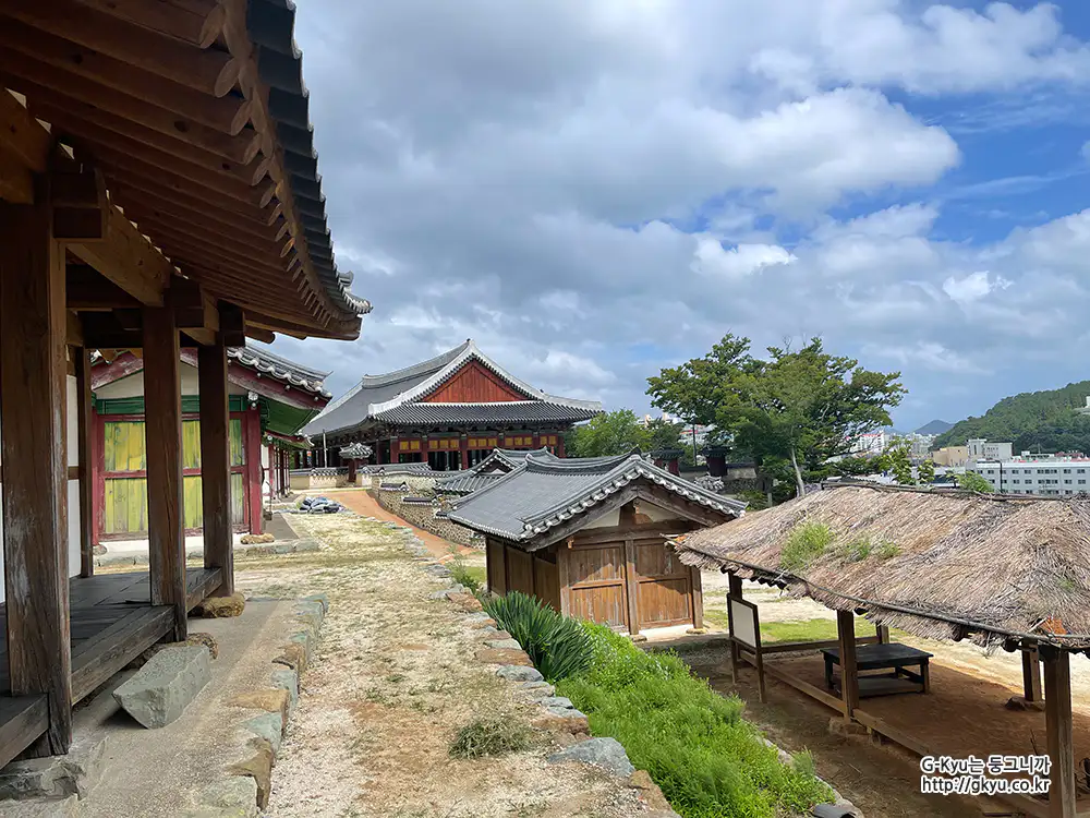 통영 삼도수군통제영에서 본 통영 동피랑