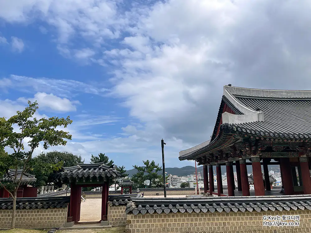 통영 삼도수군통제영에서 본 세병관 뒷모습