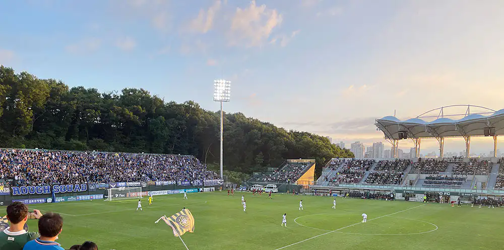 김포 FC와 인천 유나이티드 축구 경기 중