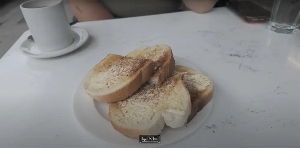 빠니보틀 영국 런던 아침식사 Giggling Sausage Cafe 토스트