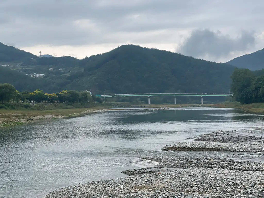 아우라지 유원지에서 본 풍경