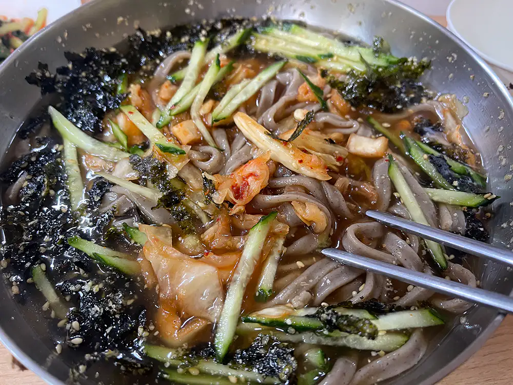 정선 아리랑 시장 회동집 콧등치기국수(냉) 비빈 모습