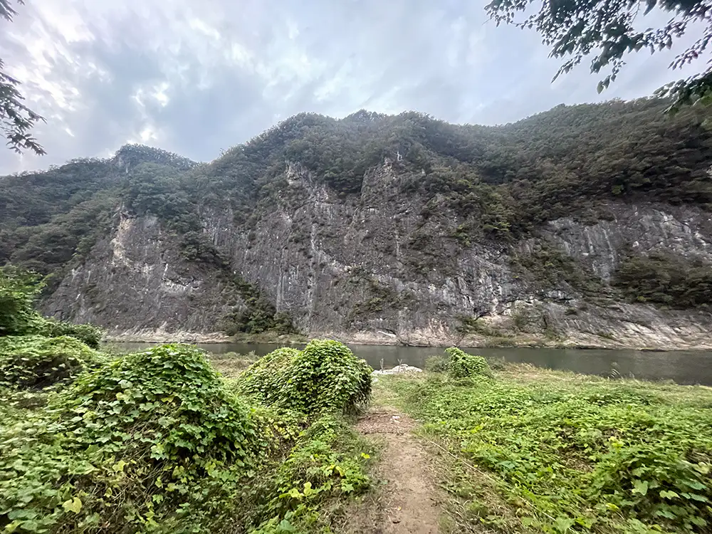정선 동강 할미꽃 펜션에서 내려 온 동강과 뼝대