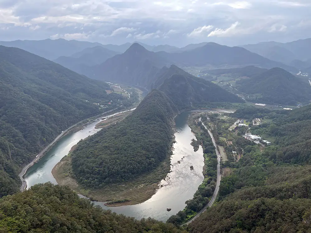 병방치 스카이 워크에서 내려다 본 동강과 한반도 지형