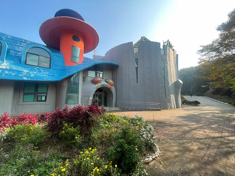 강화 석모도 수목원 생태 체험관 옆 모습