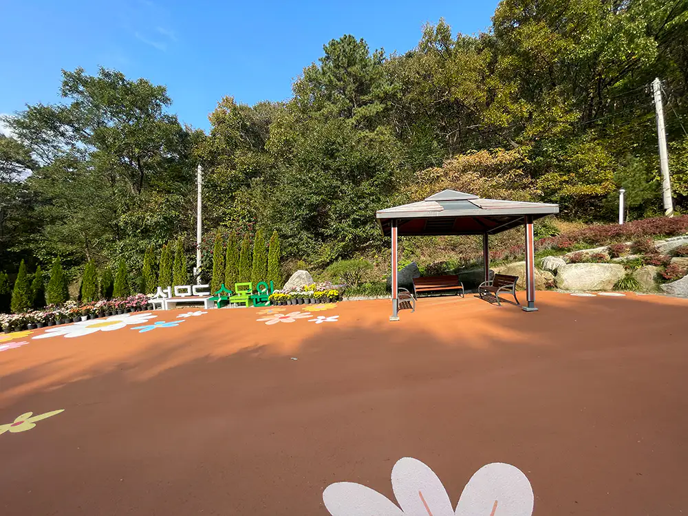 강화 석모도 수목원 입구 근처 쉼터 벤치