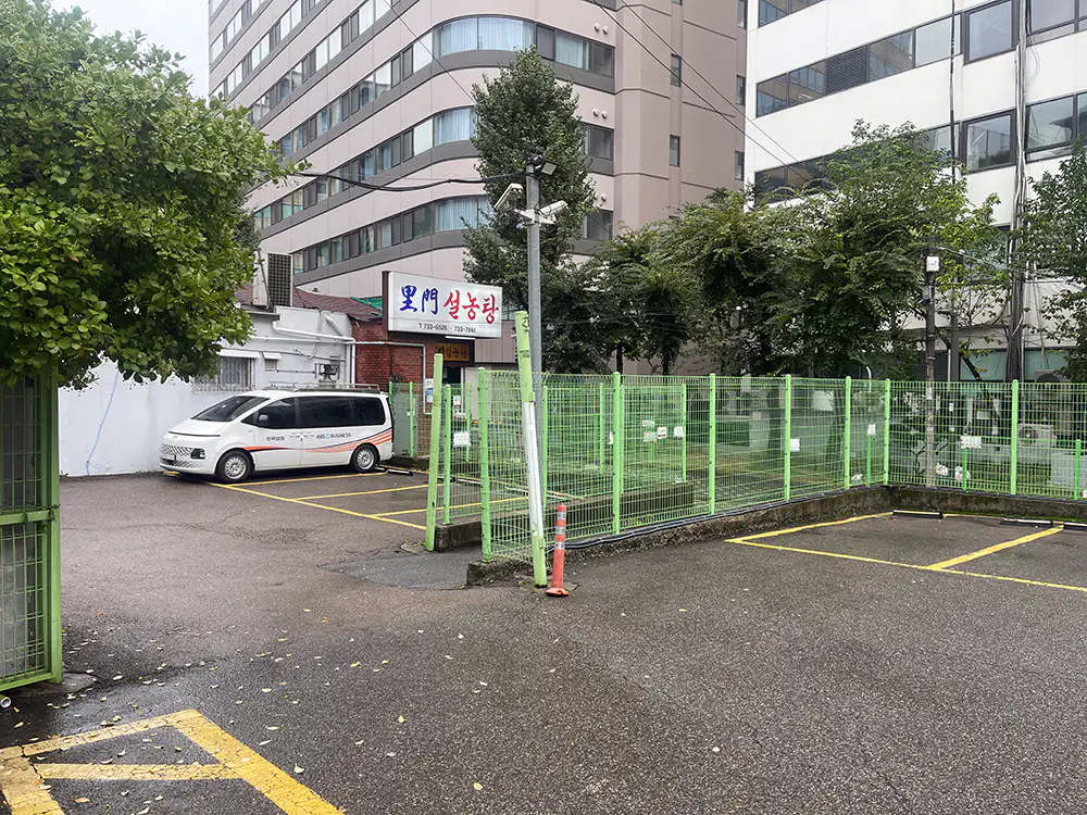 주차장에서 본 이문 설농탕