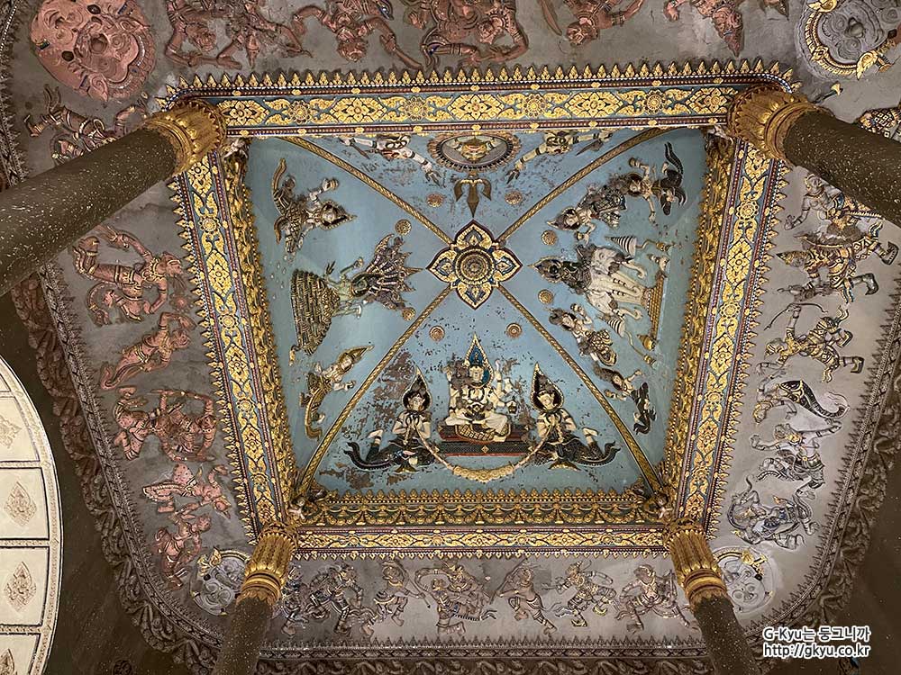 Patuxai ceiling