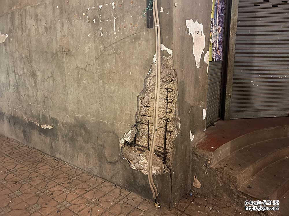 Patuxai in need of repair