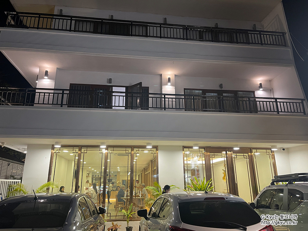 Four Seasons Restaurant exterior