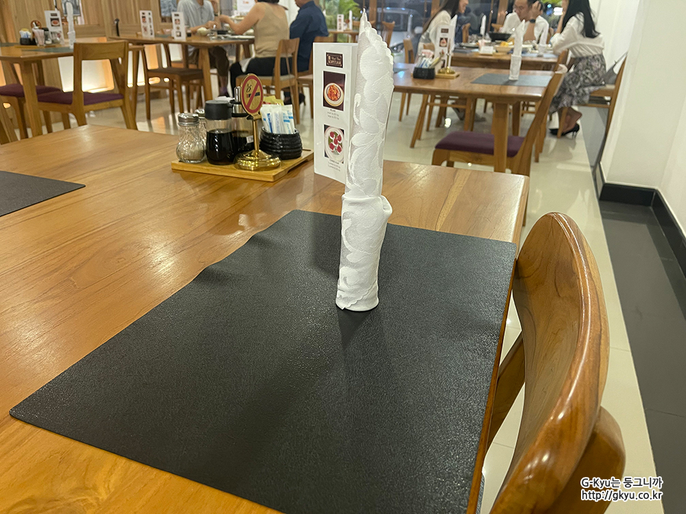 Four Seasons Restaurant table setting