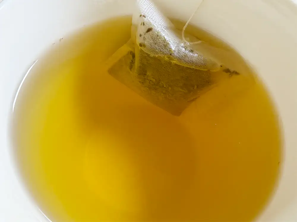 36 Manor 팍송 에메랄드 녹차가 우려져 나온 모습